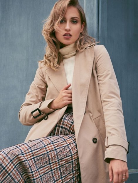 demo-attachment-950-beautiful-serious-casual-blond-girl-in-stylish-7SMDMEX-1